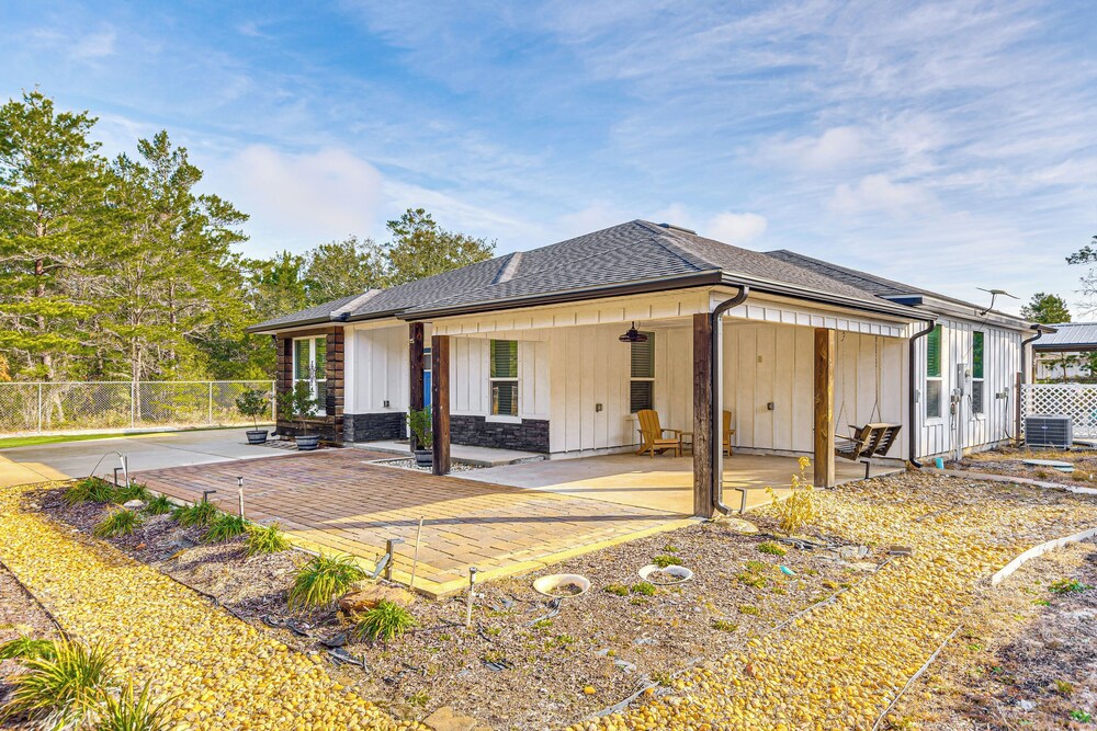6 Mi to Navarre Beach: Spacious Family Retreat!