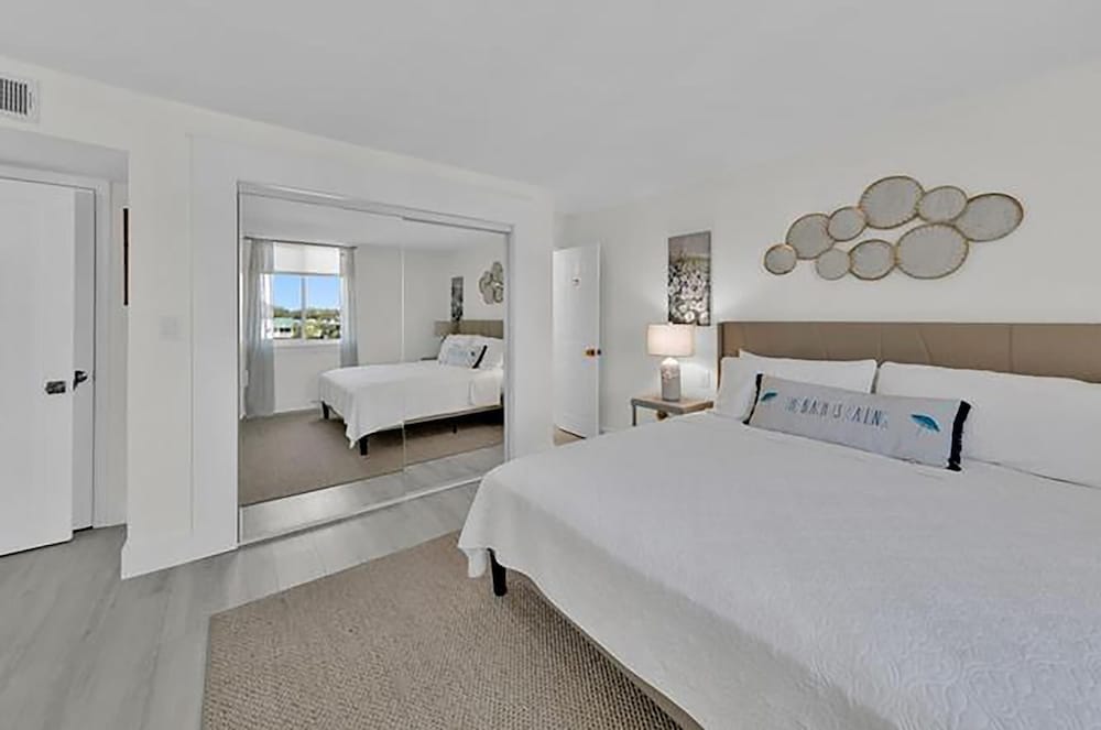 Dolphin Point #401c