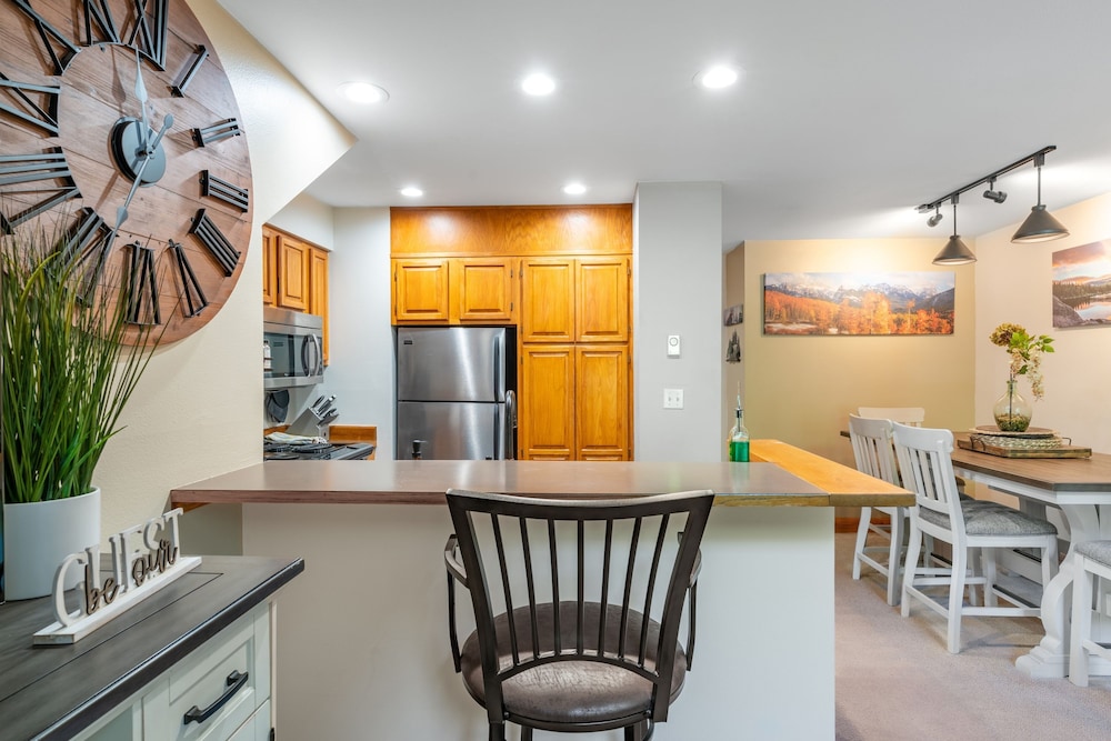 Cimarron Lodge 14 by Avantstay Ski-in Ski-out Property in Complex w Two Hot Tubs Permit 3601