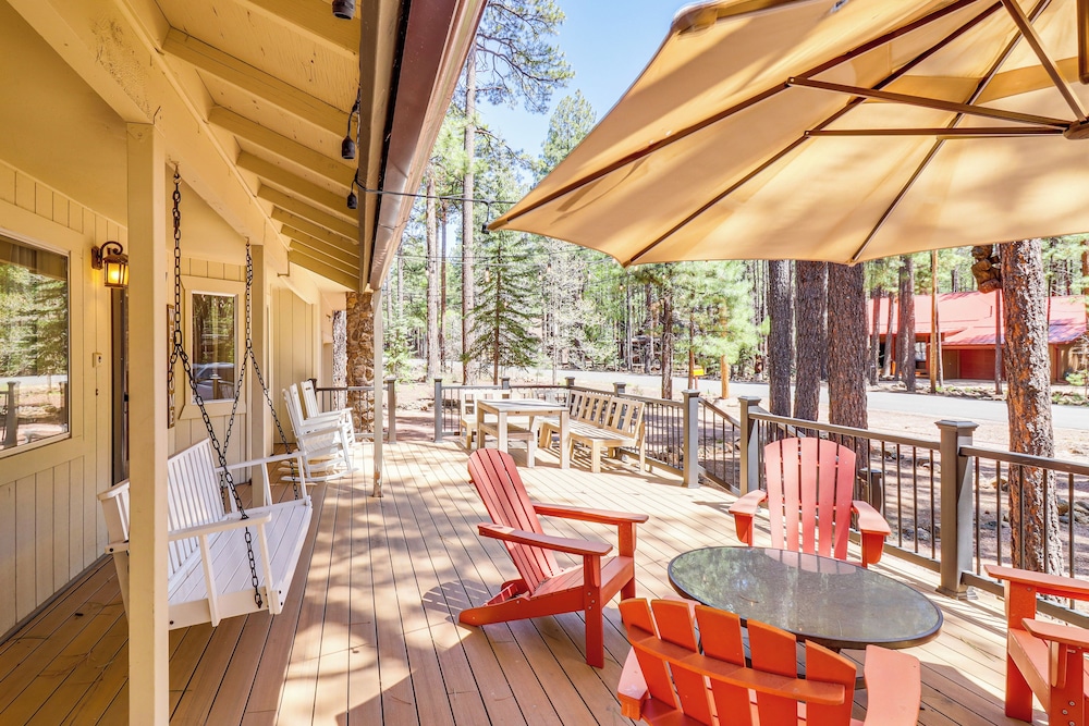 Spacious Decks: Family Pinetop Country Club Home