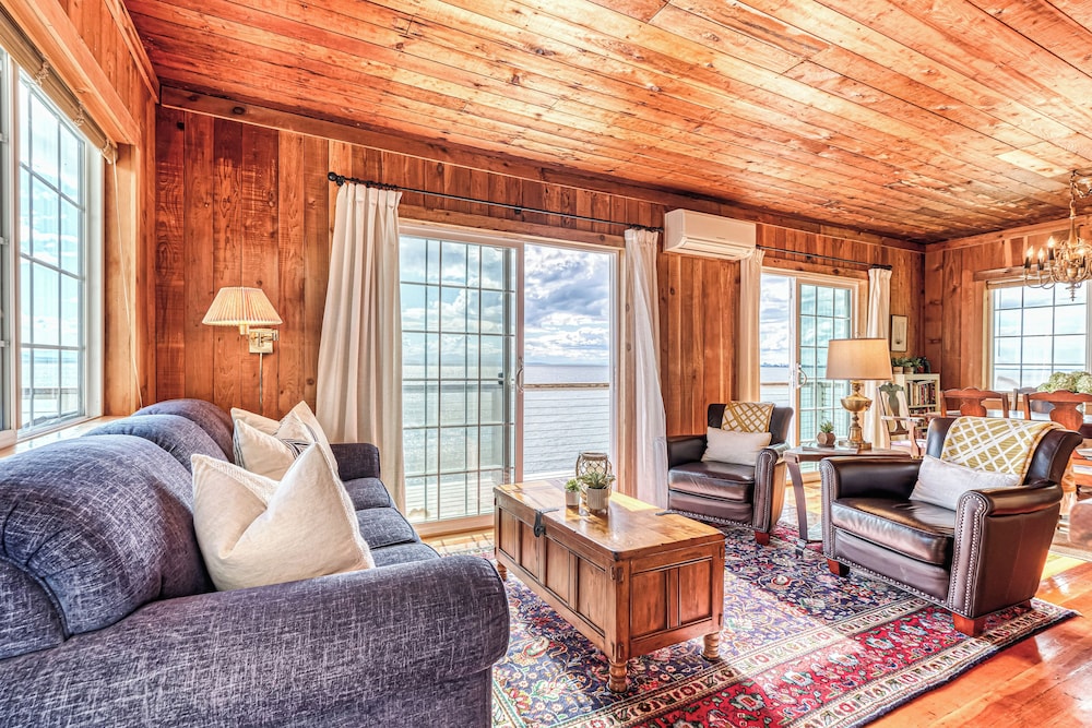2 BR Beachfront Cottage w/ Grill & Expansive Deck