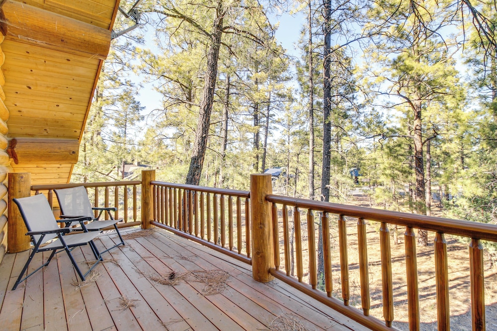 Fire Pit: Cozy Winter Cabin, 45 Mi to Sunrise Park