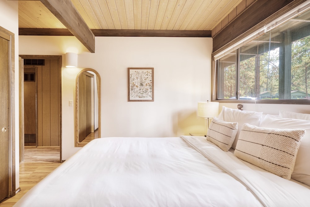 Alder by Avantstay Moody Retreat: Patio, Hot Tub in Sunriver! view 3