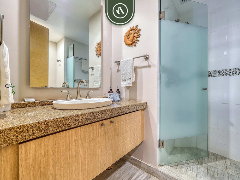 Luxury 4 BR Condo - Private Beachfront Deck With Pool