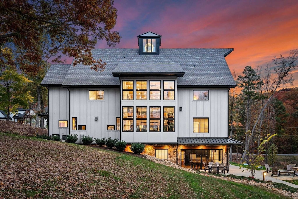 The Grand on Greenbay-7 Bedrooms Sleeps 21 Modern new Build