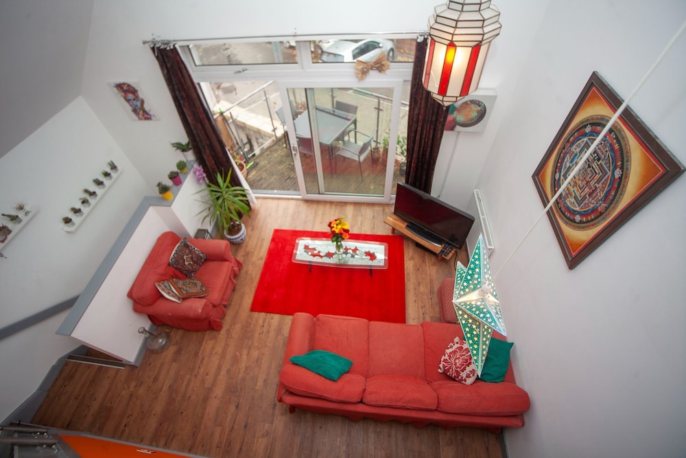 Special 3 Bedroom Townhouse With Parking in Bristol view 2