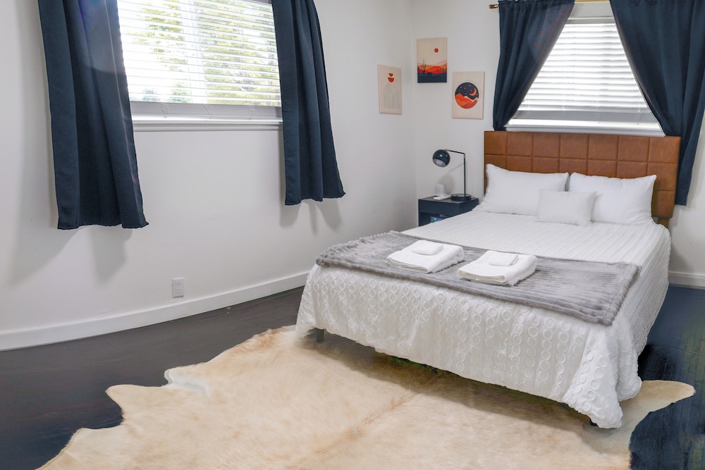 3 Mi to Emerald Downs: Pet-friendly Home