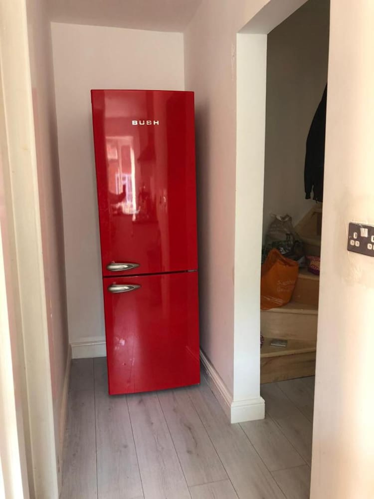 Immaculate 2-bed House in High Wycombe Hp14 view 4
