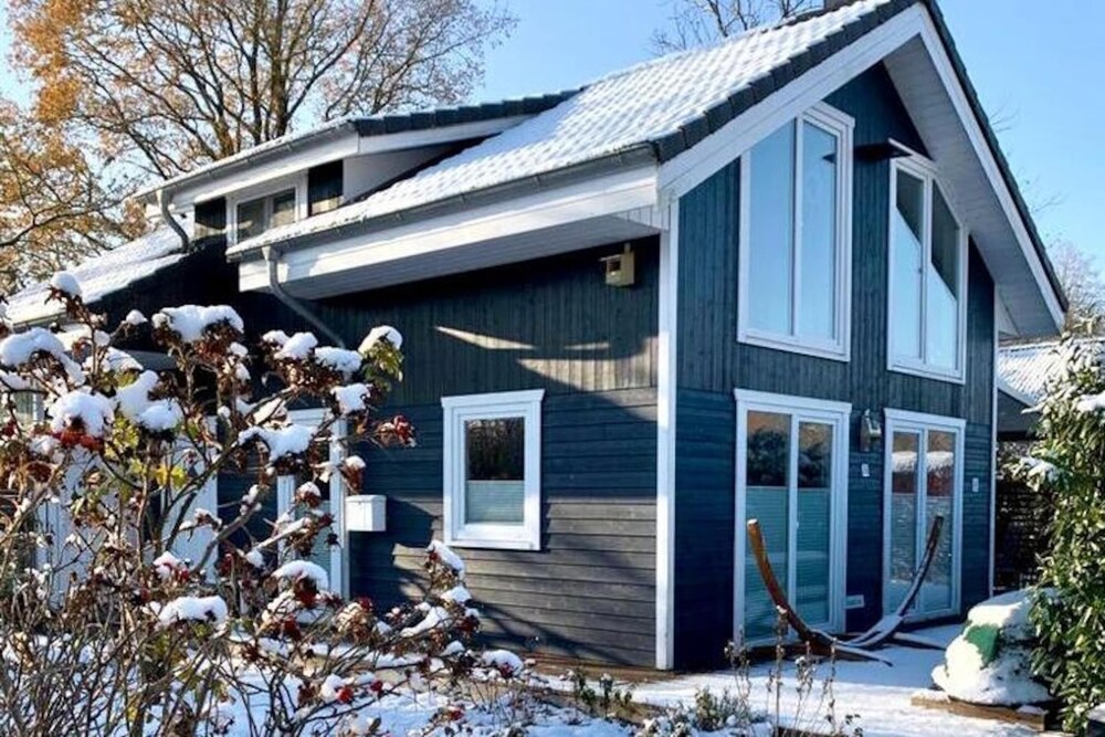 Lovely Holiday Home in Dummer Near Lake