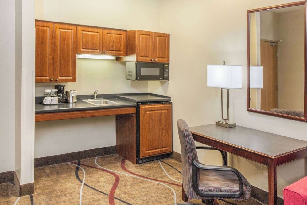 Bloomington Vacations - Hawthorn Extended Stay by Wyndham Bloomington - Property Image 17