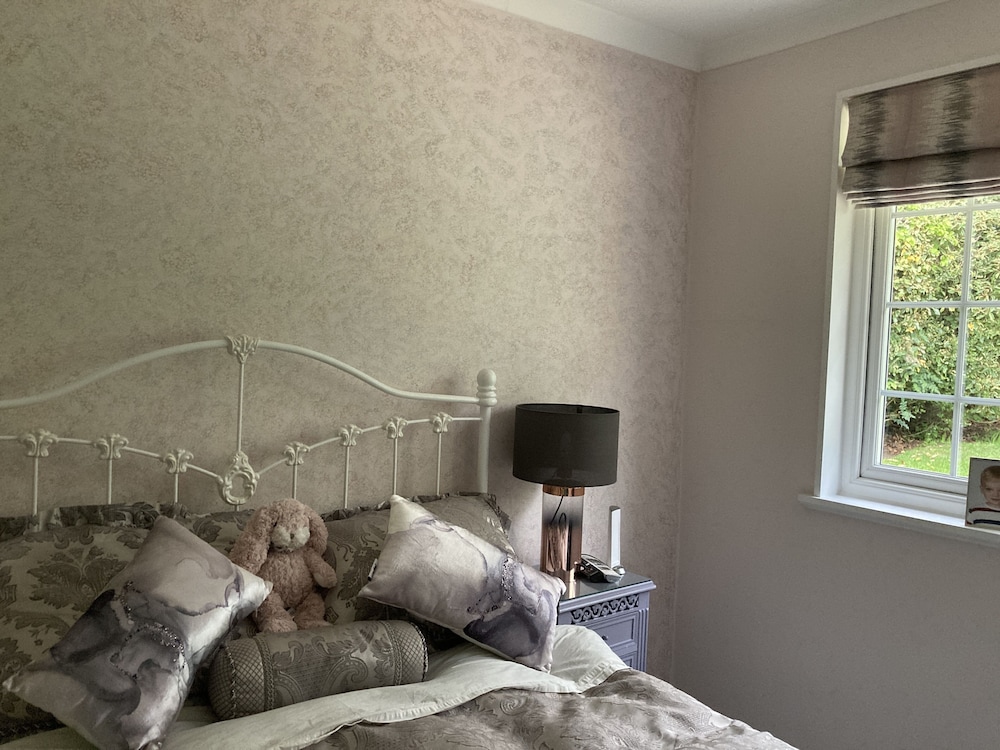 Stunning 2 Bed Bungalow in Liverpool Leafy Suburb view 3