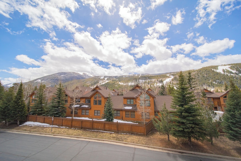Gateway Lodge 5074