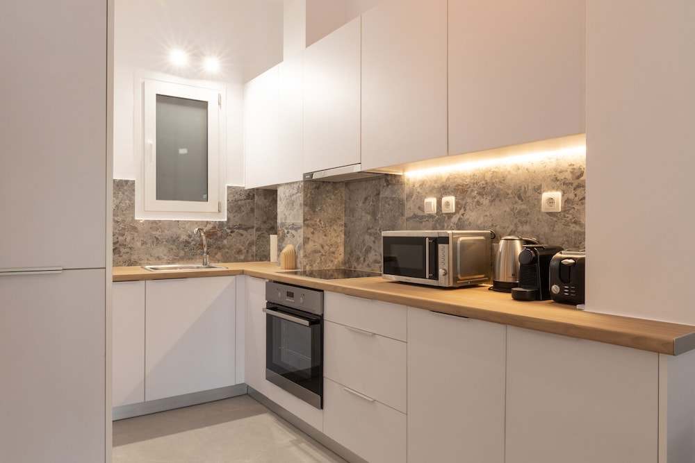 Fresh 2 Bdrm Apt in Koukaki