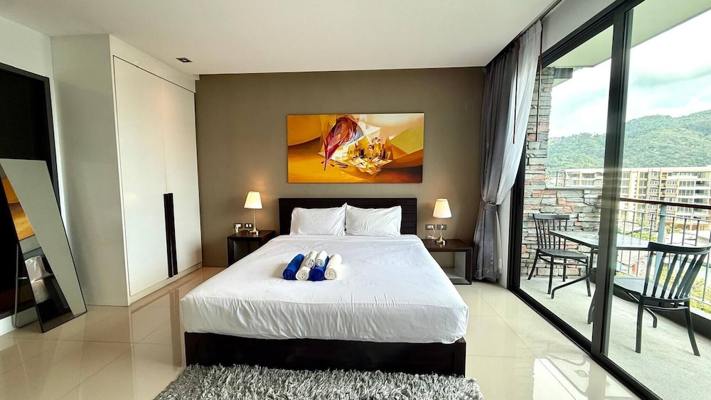 Emerald 307 - Studio With Balcony and Shared Pool