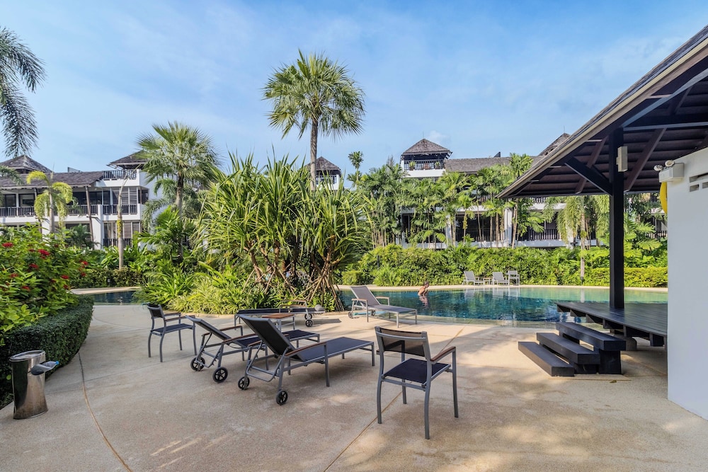 2BR Pool View Short Walk to Beach C254