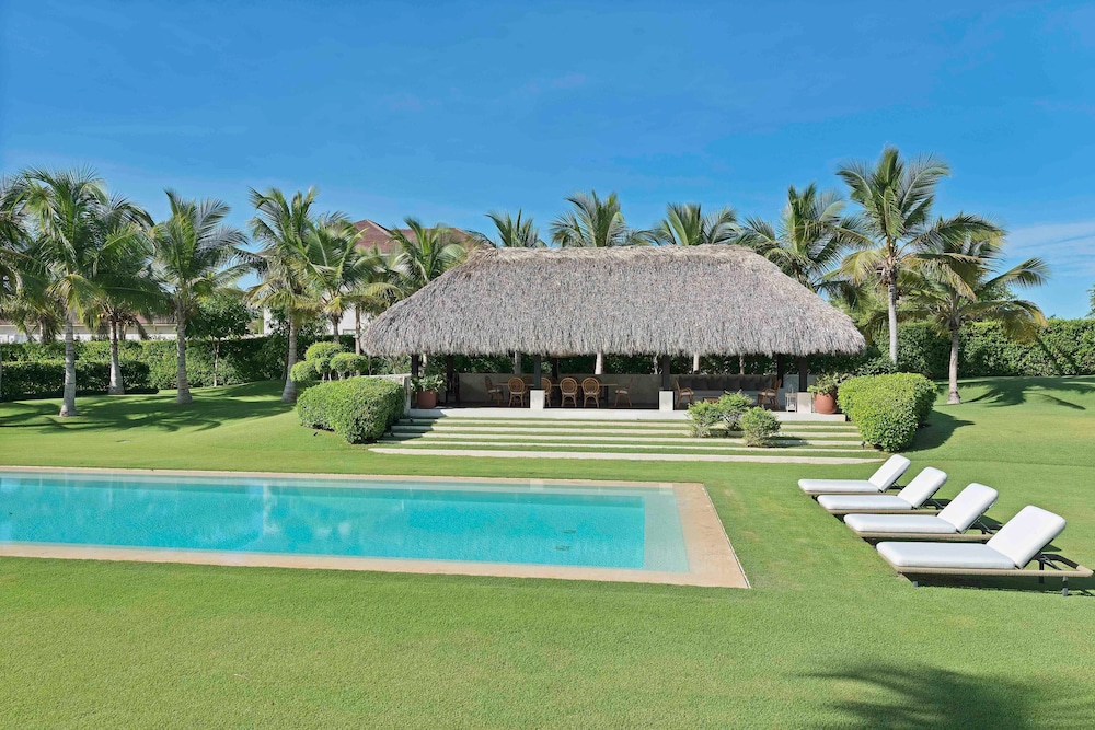 Magnificent 5BR Modern Tropical Villa With Pool