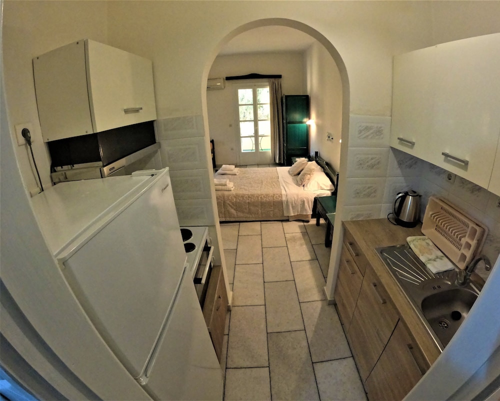 Studios Vrettos Beachfront Hotel