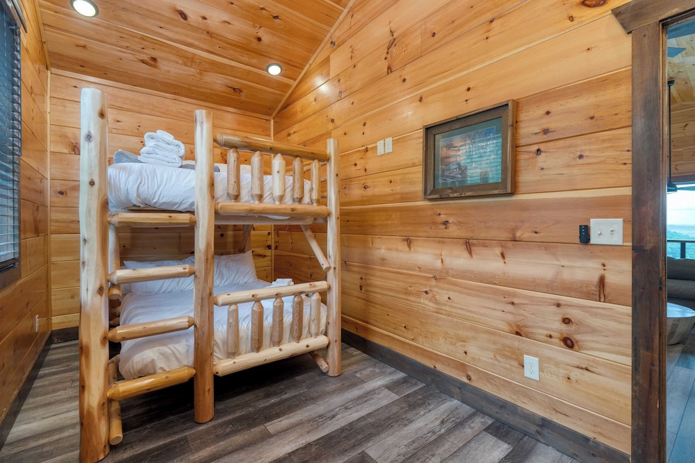 2 Homes Firefly Trail Way by Avantstay Sleeps 28, Indoor Pool + Hot Tub + Movie Theater & Game Room