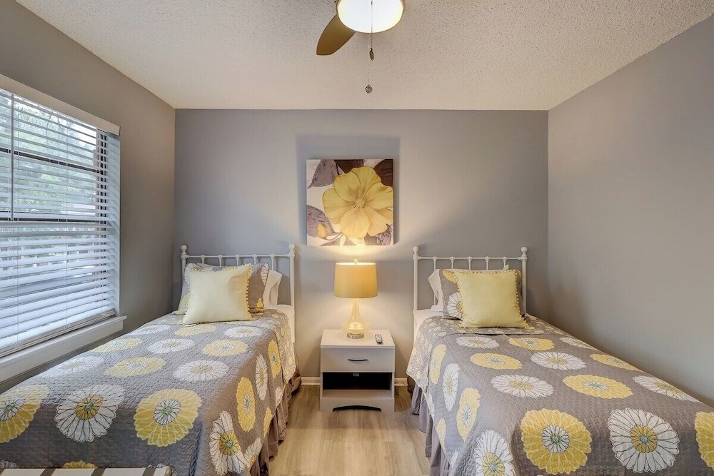 Renovated 2BR Hilton Head Home Walk to Shops