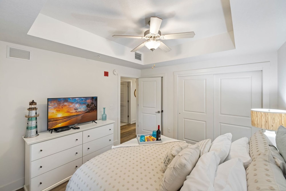 Fall Retreat Condo w Heated Pool Hot tub Pier Pk