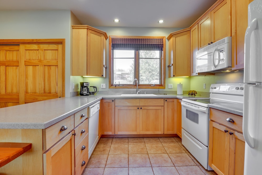 Walk to Main Street: Grand Lake Condo w/ Patio