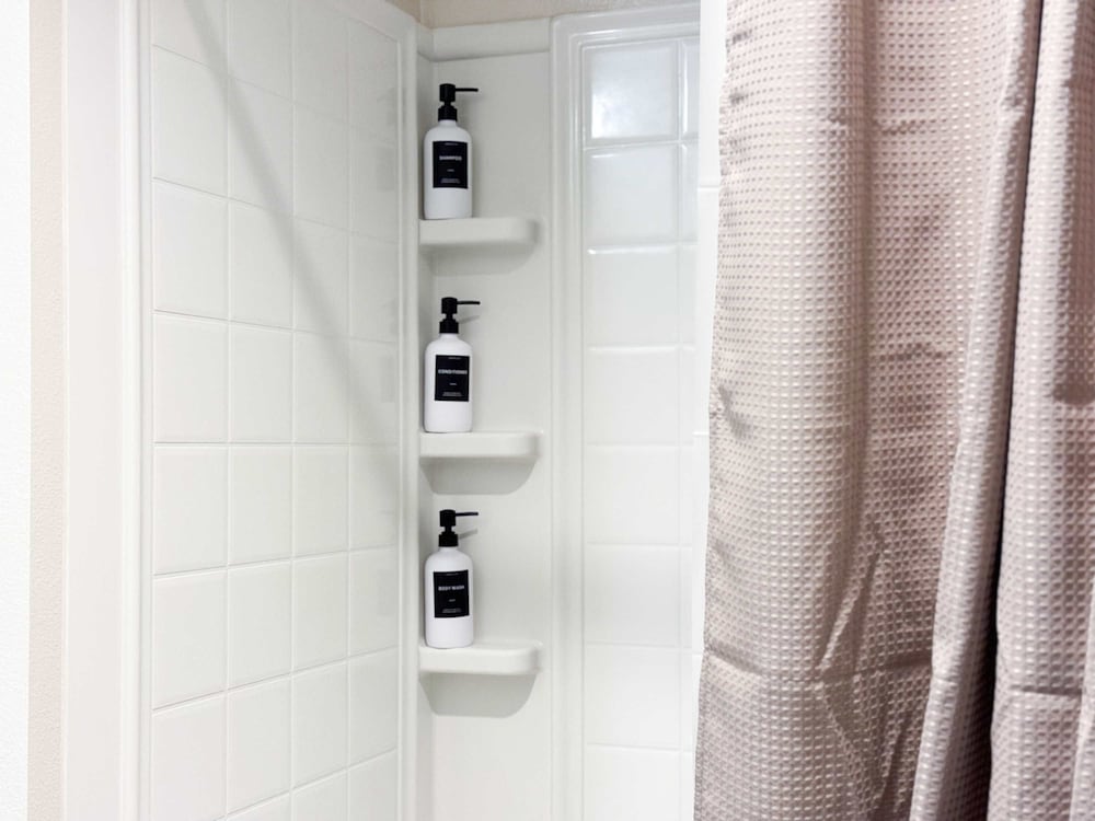 Stylish Getaway W Pool GYM Parking 10 Min to Cedar