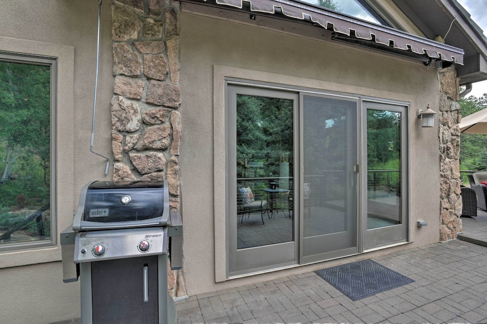 Stunning Mtn Views, Private Stream: Evergreen Gem!