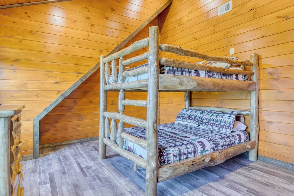 Indoor Pool, Theater, Hot Tub & Mountain Views Near Dollywood Crimson Crest by Avantstay
