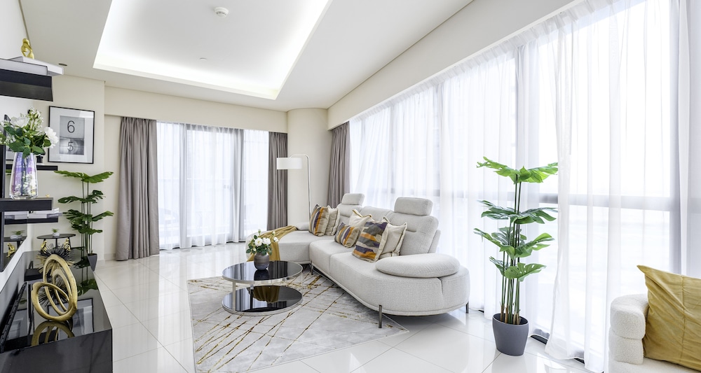Glamorous 2BR in Damac Paramount Tower