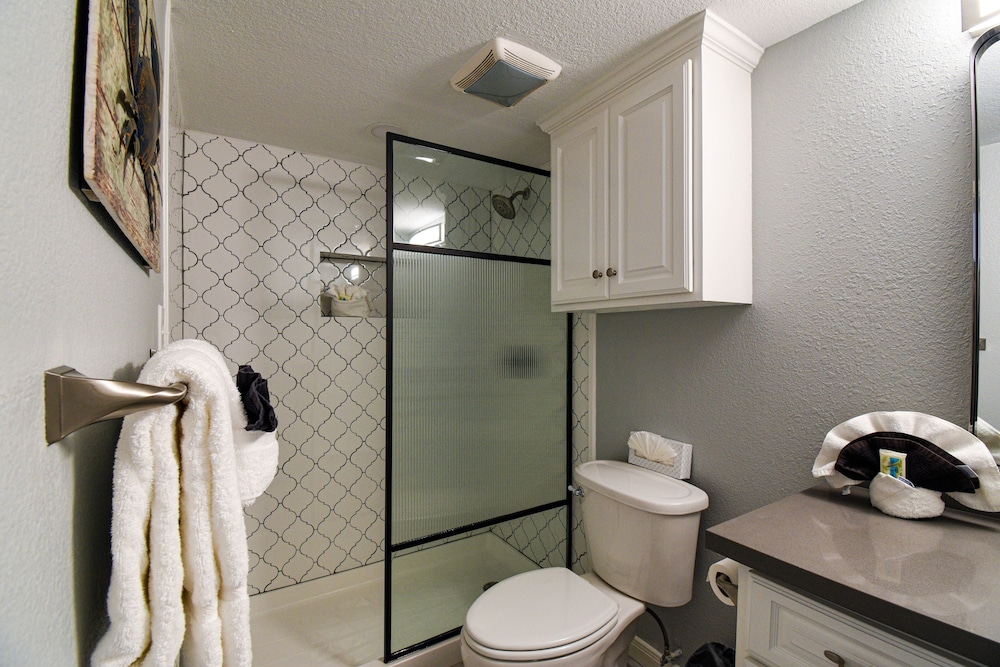 Seascape 1318 1 Bedroom Condo by RedAwning