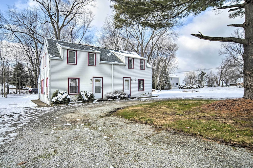 Eastlake Home w/ Patio < 1 Mi to Lake Erie! view 5