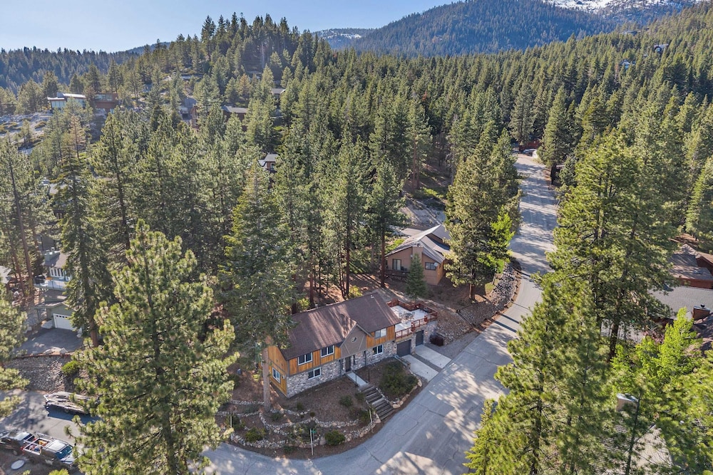 Geraldine Drive by Avantstay Hot Tub, Views, Walk to Trails + Game Room
