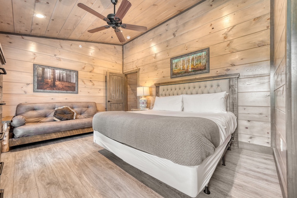 Wanderer by Avantstay Sleeps 34, A+ Custom Smokies Cabin view 3