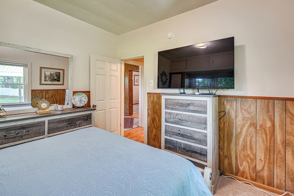 2 Mi to Oak Grove Racing & Gaming: Home on 1 Acre