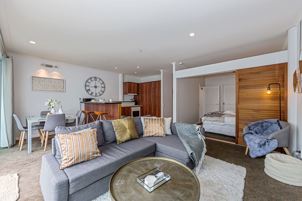 Premium 1BR Apartment at Princes Wharf photo 2