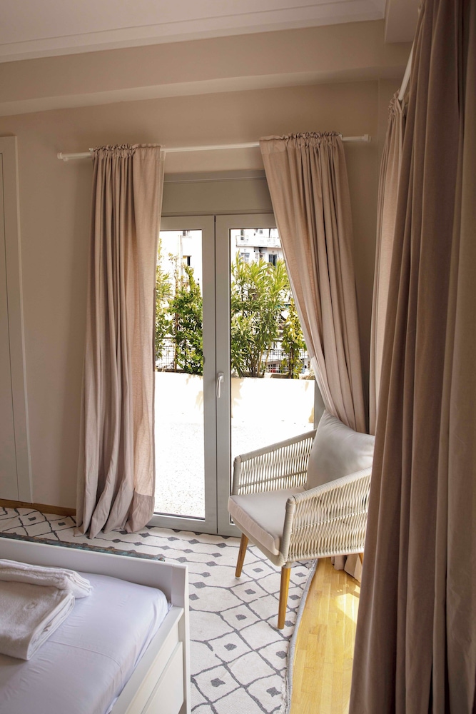 Contemporary Athenian Escape GHH