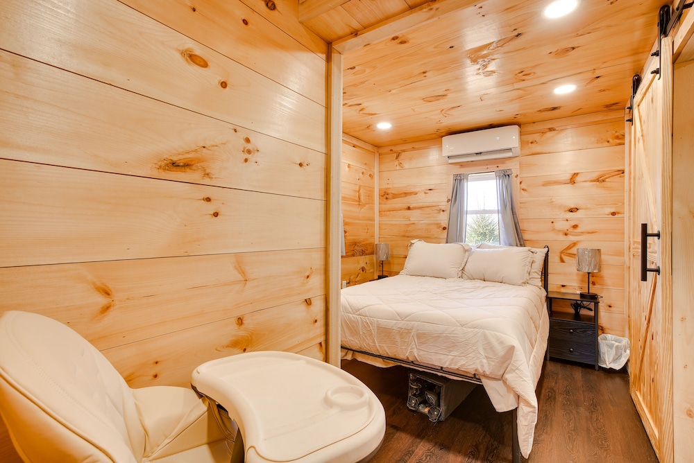 'friends & Family' Rental Cabin w/ Hot Tub! view 2