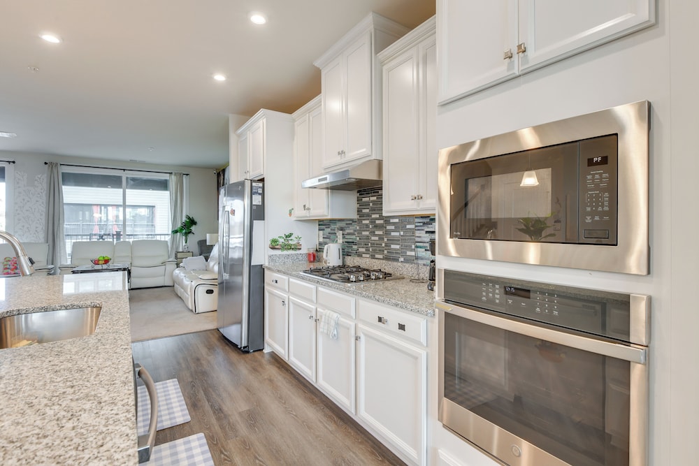 Townhome at Laurel Park: Modern & Spacious Getaway