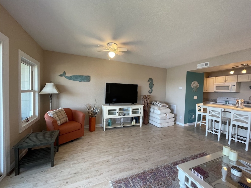 Sw 3 Finns Up 1 Bedroom Condo by RedAwning view 5