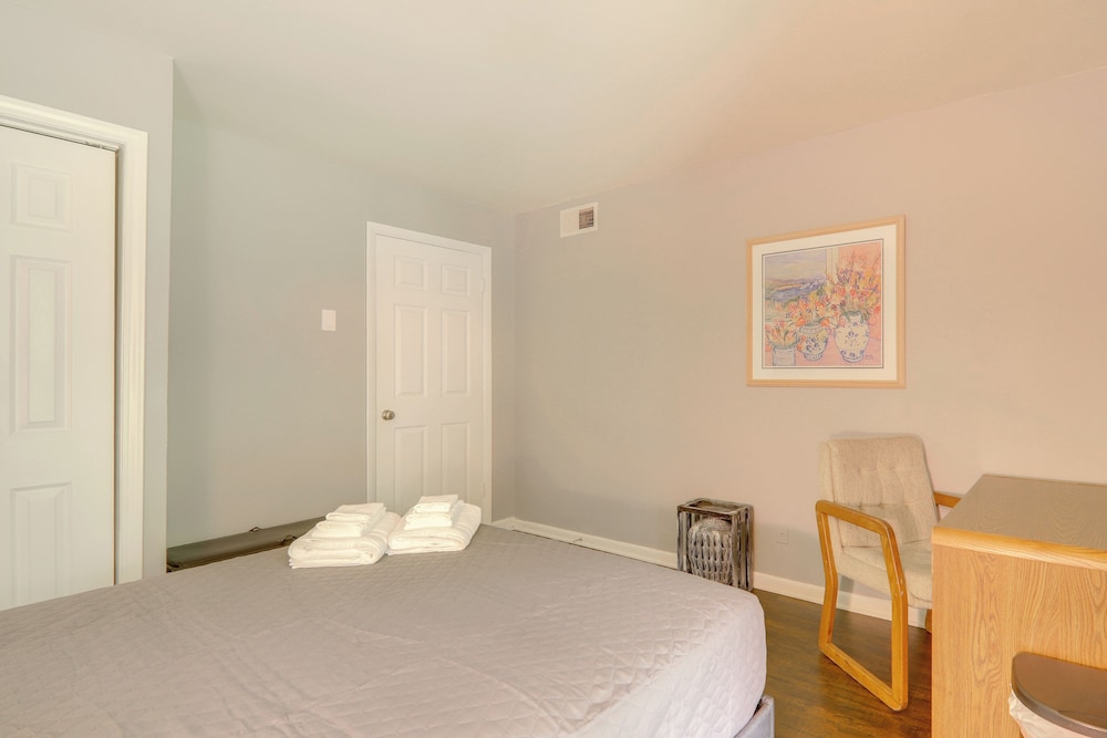 1 Mi to Dtwn & Uga: Condo w/ Pool in Athens!