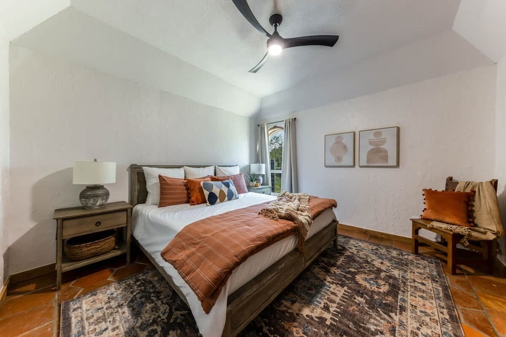 Spacious 90-acre Ranch Ideal for Families Reunions Events Sleeps 13 San Marcos River Access
