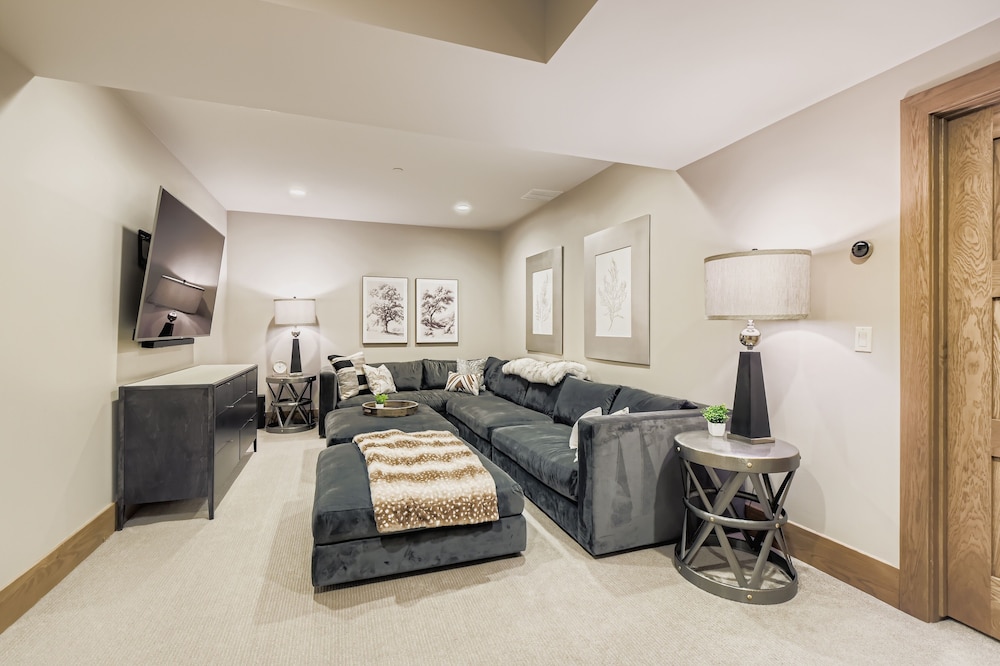 King Road Luxury Lodge, Private Hottub, Game Room, Media Room 45 4 Bedroom Home
