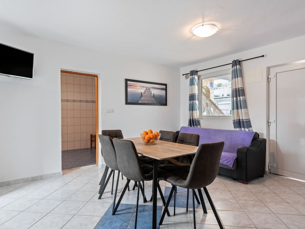 Enticing Apartment in Vir near Seabeach view 2