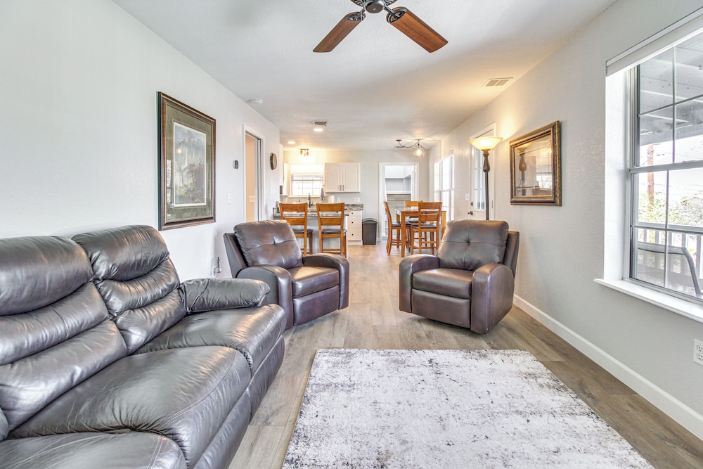 Walk to Dtwn Show Low: Townhome w/ Balcony