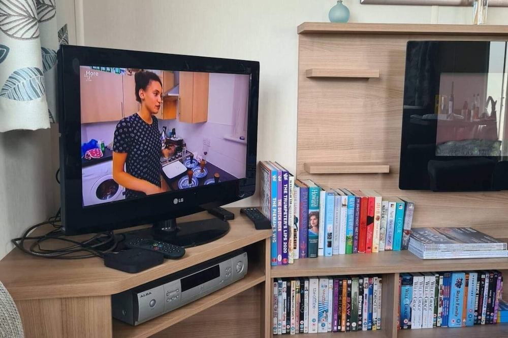 2 Bed Lodge - Sleeps 5 - Parking - Pets - Wifi