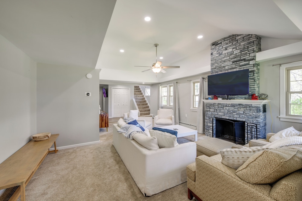 1 Mi to Lake Erie: Family-friendly Angola Home!