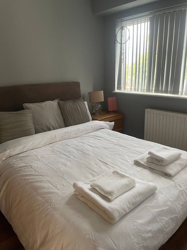 Spacious 4-bed House Close to LHR and London