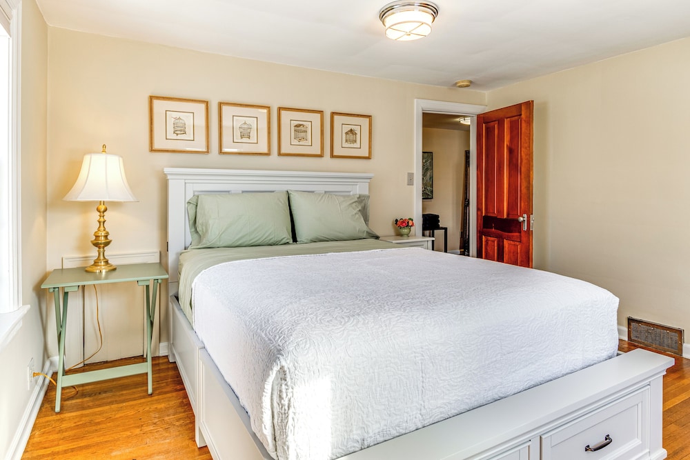 Walk to Main St & Parks: Zionsville Village Home