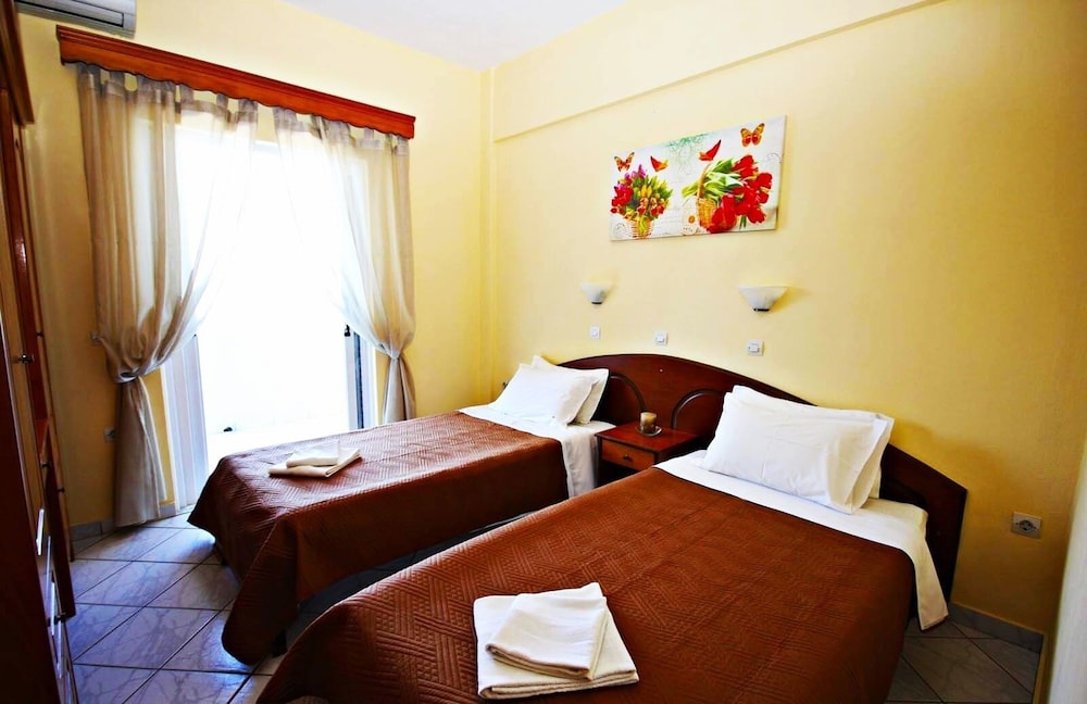Agios Georgios - 2 Beds - Sleeps 5 - Free Parking view 5