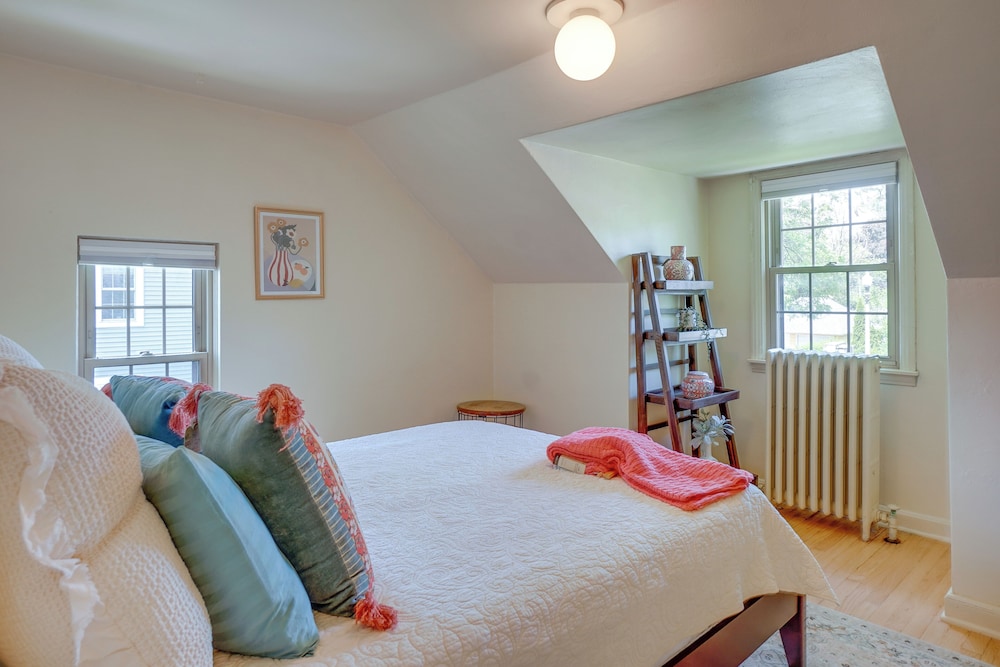 Walkable Thiensville Retreat Near Hiking! view 2